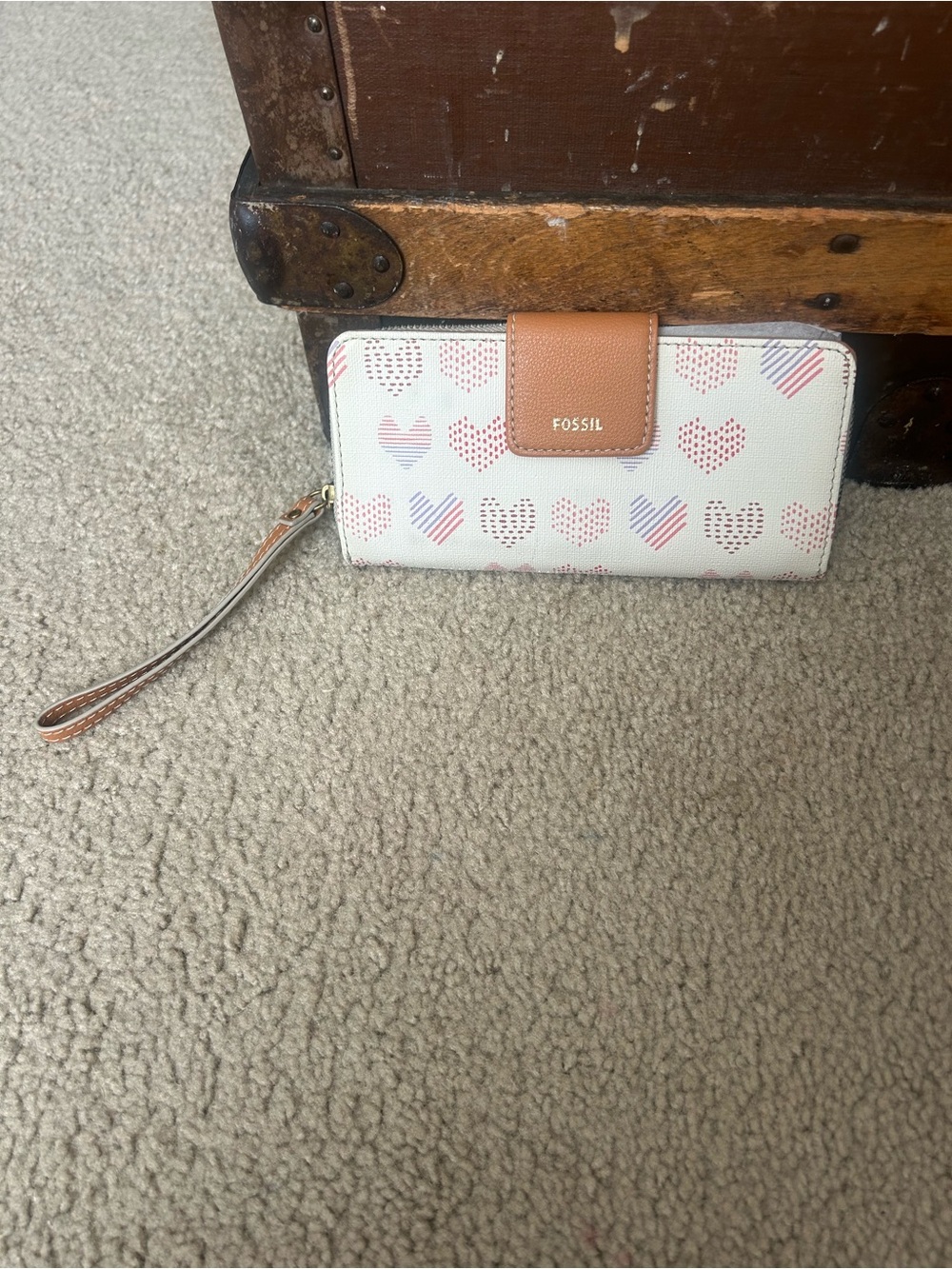 Fossil White Wristlet Wallet with Multicolor Heart Print and Tan Trim